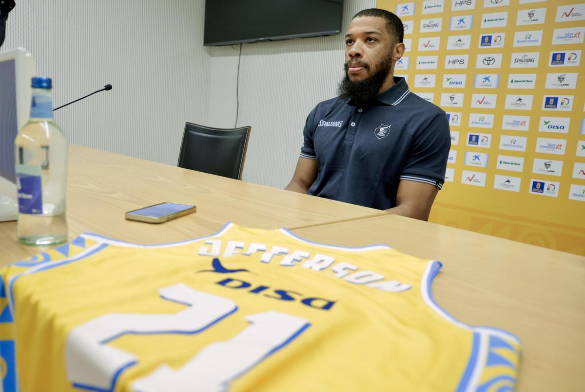 Brandon Jefferson en los prolegómenos de su presentación oficial como jugador del Granca.