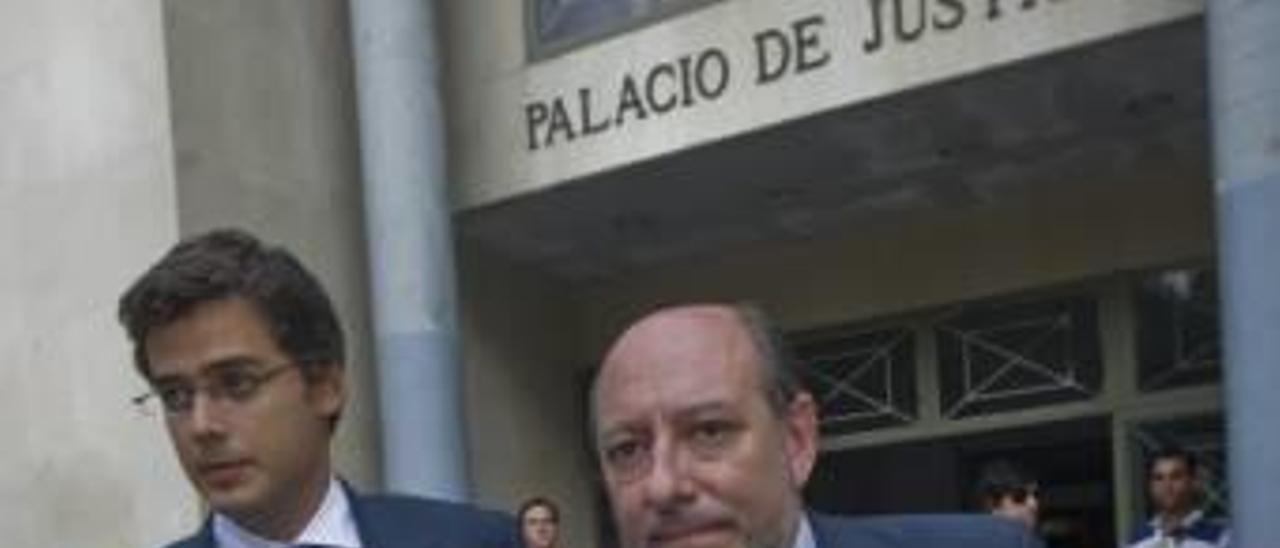 José Cortina (dcha) cuando compareció en Alicante por el caso PGOU