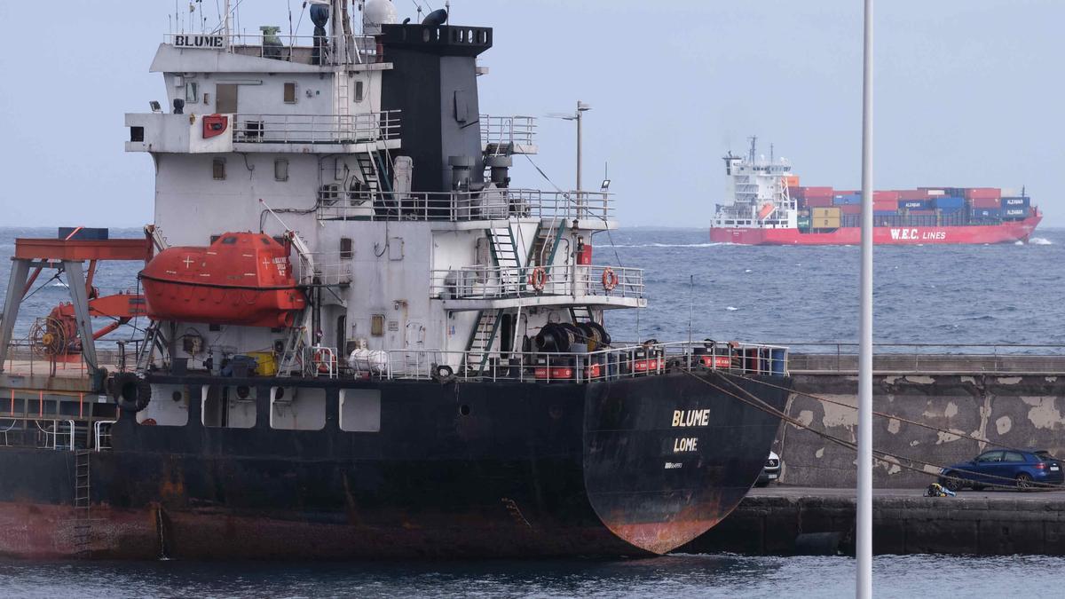 El carguero 'Blume', interceptado con 4.500 kilos de cocaína al este de Canarias, atracado ayer en el puerto de Santa Cruz de Tenerife