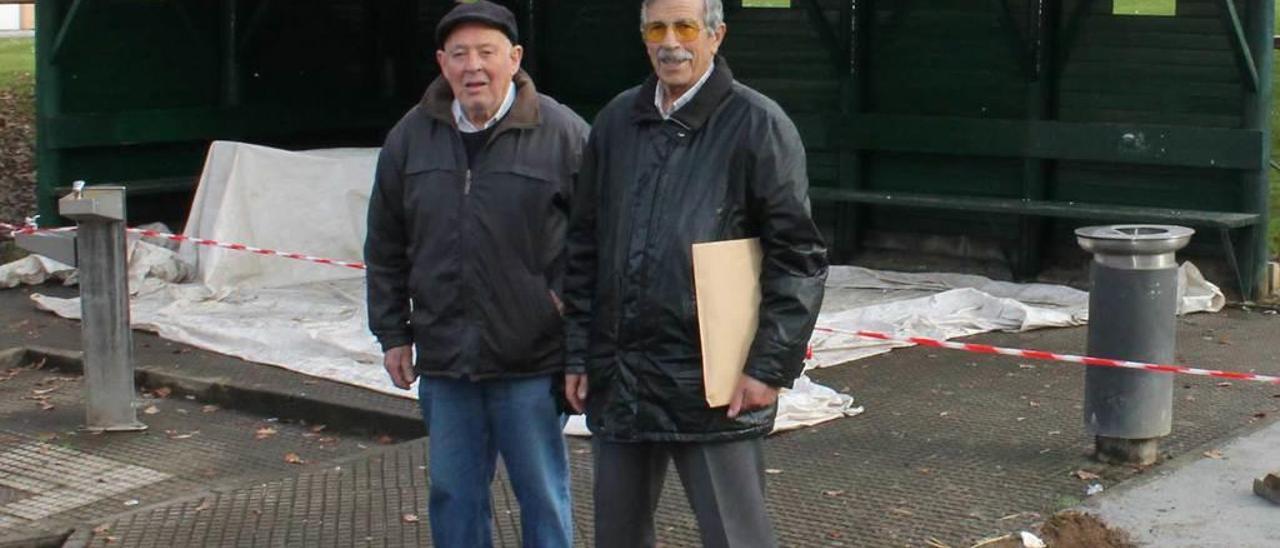 Florentino Álvarez (izquierda) y José Ludivino Fonseca, ayer, delante de las obras de la marquesina a la que denominan con cariño &quot;El Benidorm&quot; de la Pola.