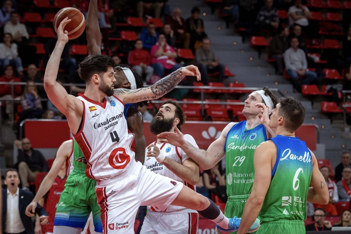 Yusta, por los aires durante una acción del duelo ante el Sassari