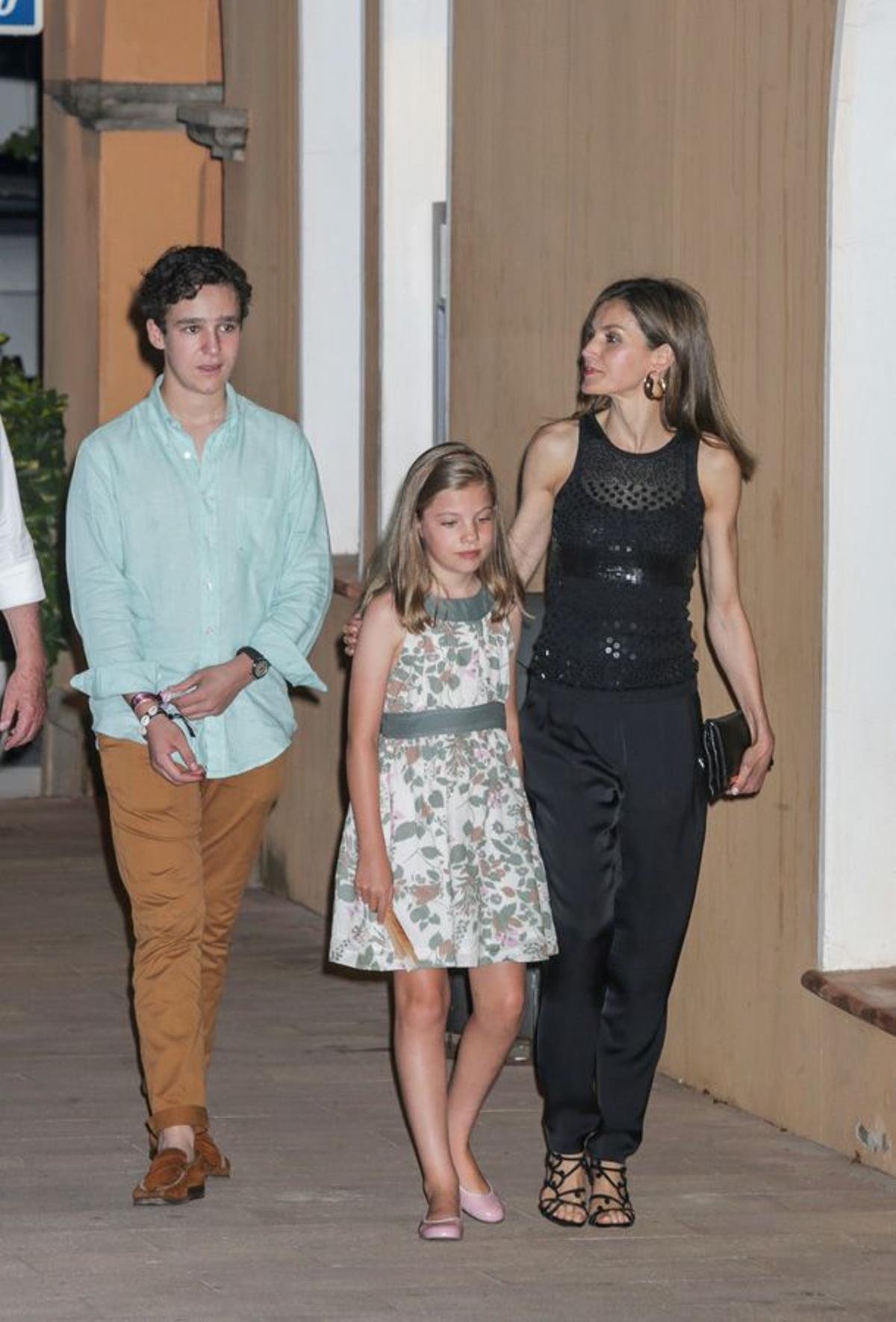 El look en negro de Letizia Ortiz en Mallorca