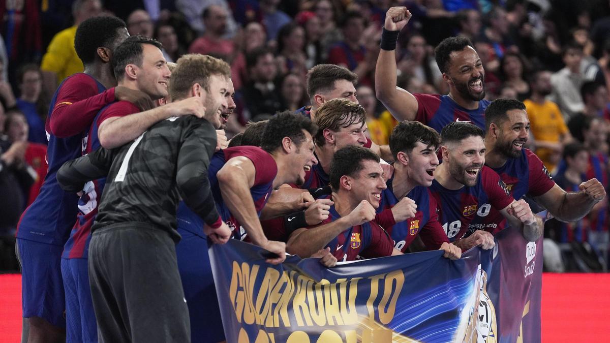 Los jugadores del Barça posan con una pancarta tras clasificarse para la Final Four.