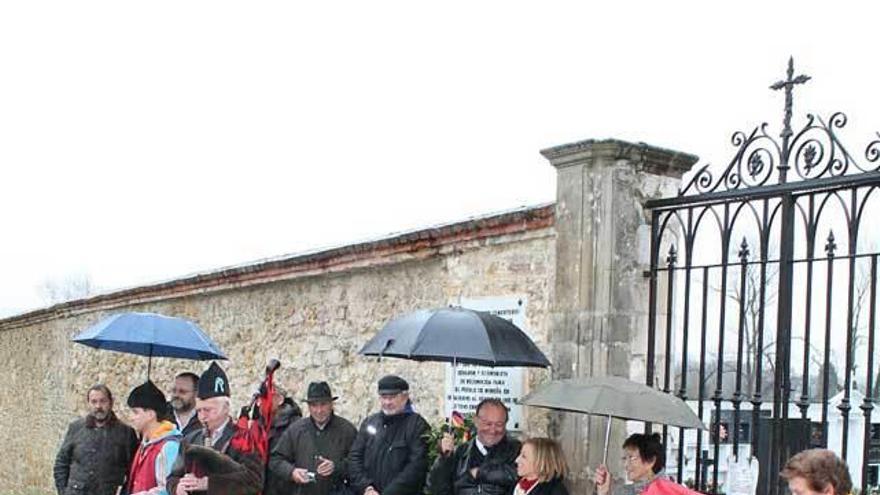 Participantes en el homenaje celebrado en el cementerio de Noreña.