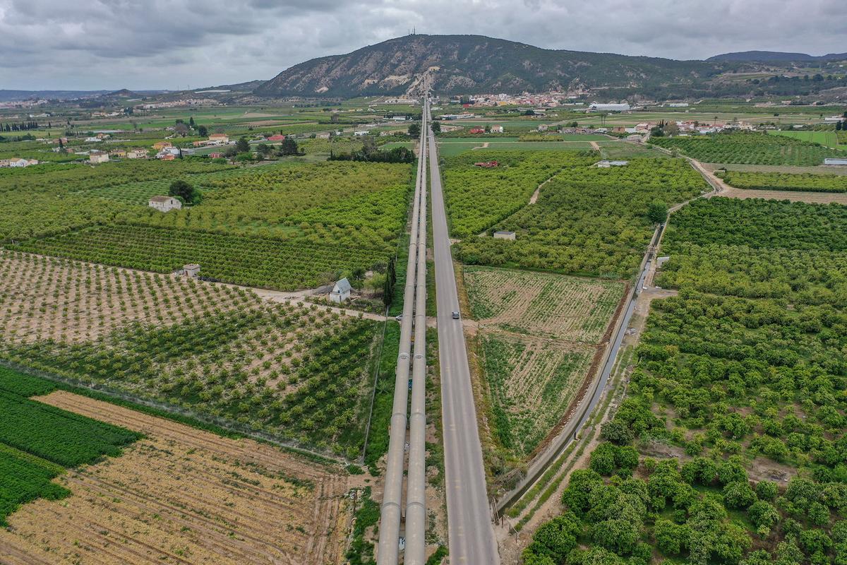 Vista aérea de las conducciones del trasvase Tajo-Segura a su paso por el término municipal de Orihuela.