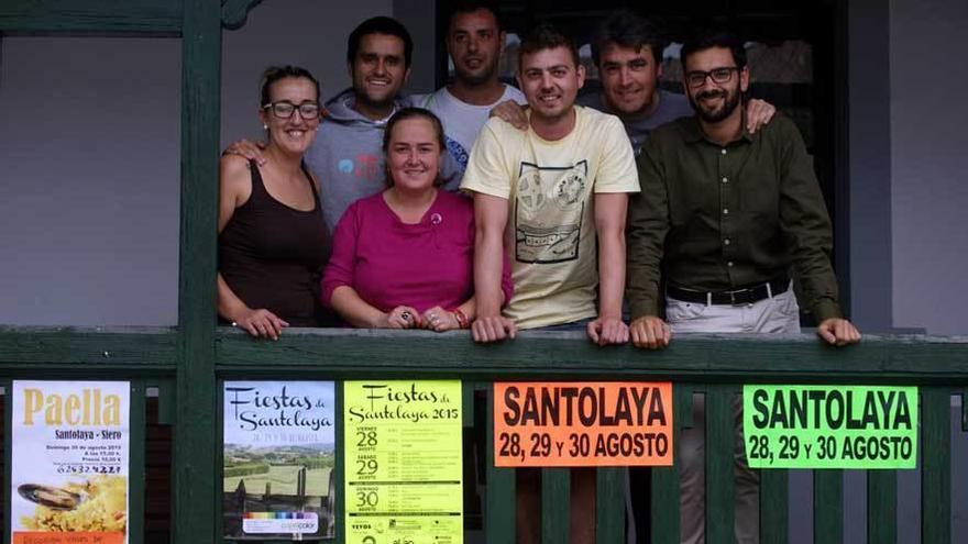 De izquierda a derecha, Marta Morilla, Cristóbal Díaz, Belén Fernández, David Fernández, Alejandro Díaz, Nacho Calviño y Héctor Fernández, en las escuelas de Santolaya, con los carteles de la fiesta.