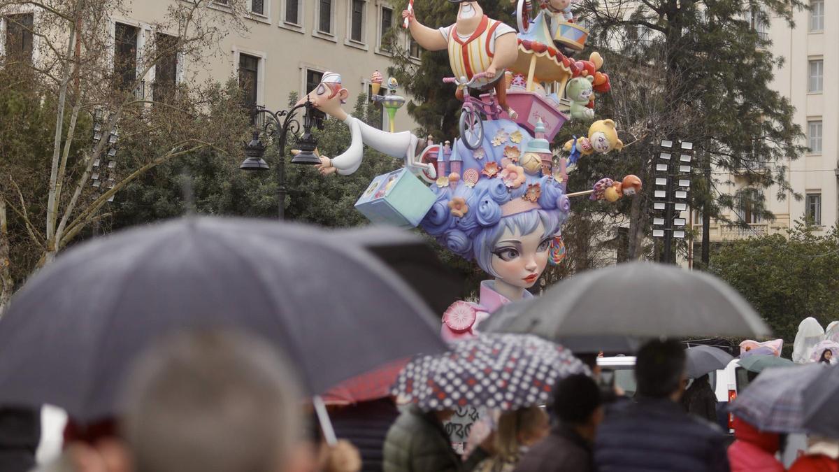 Visitants de les falles amb paraigües.