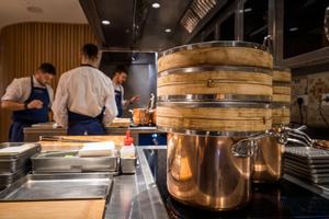 Tres de los cocineros del Restaurante Amelia, en San Sebastián, preparan un servicio. 