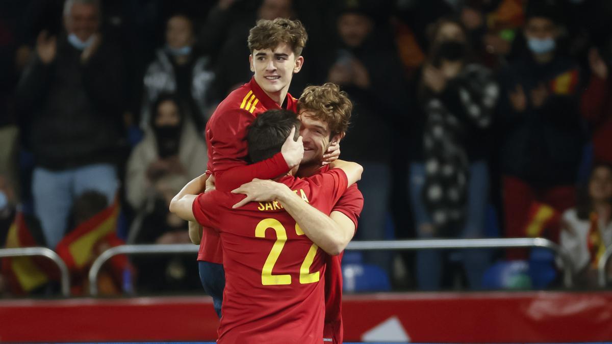 Los jugadores de la selección española celebra un gol ante Islandia en Riazor.