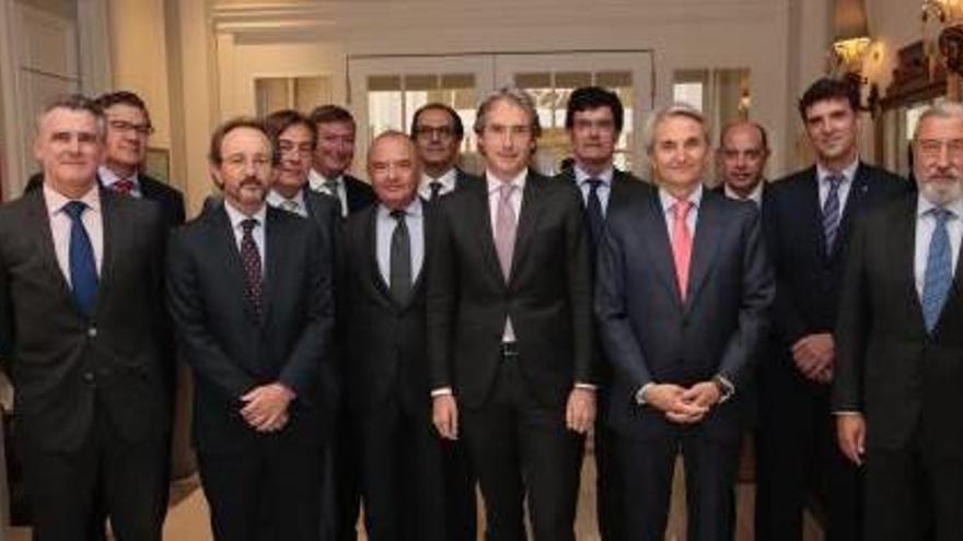 El ministro De la Serna, ayer, con los miembros de la Asociación Conexus.