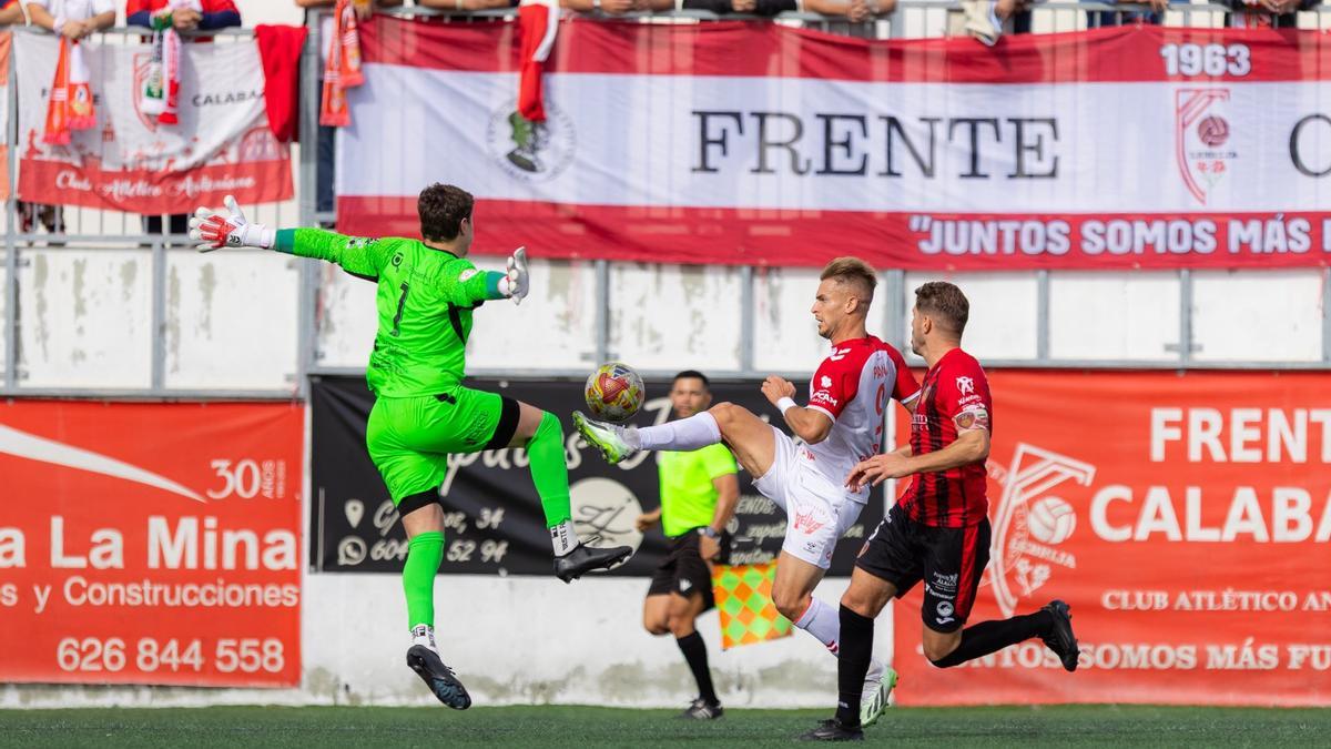 Lance del encuentro entre el Antoniano y el Salerm en el Municipal de Lebrija.
