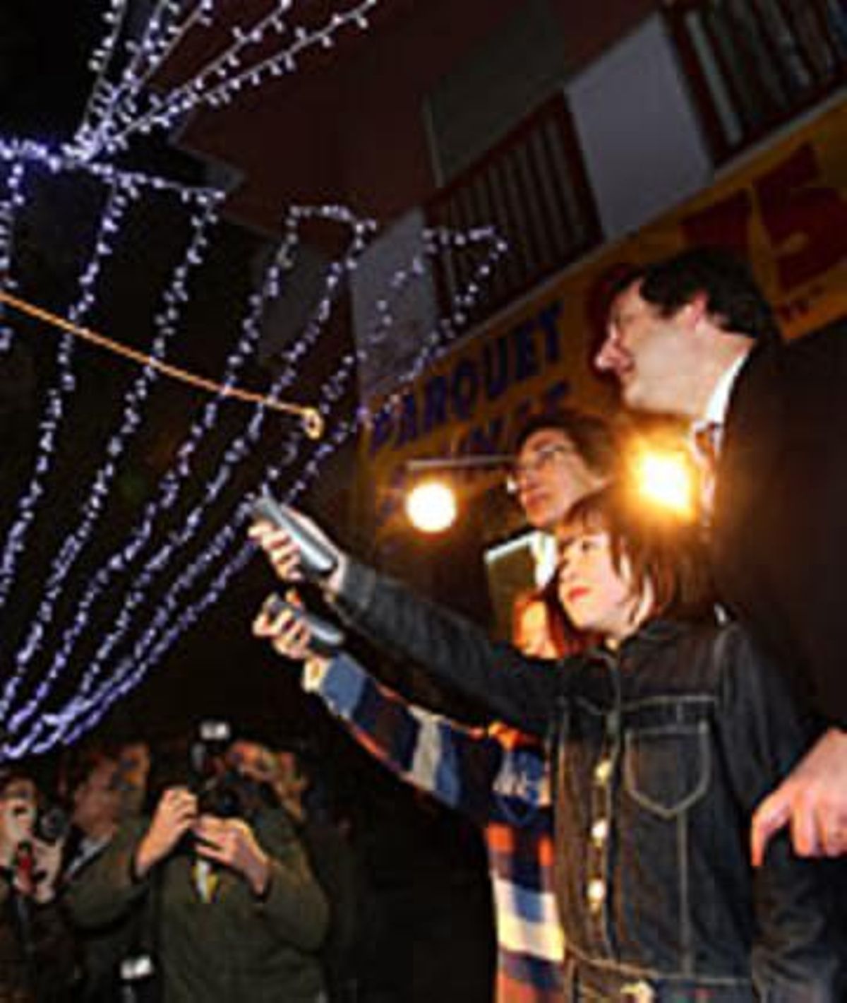 A l’esquerra, Jordi Hereu, amb dues nenes, encén els llums de Nadal de Barcelona. A l’esquerra, Jordi Hereu, amb dues nenes, encén els llums de Nadal de Barcelona.