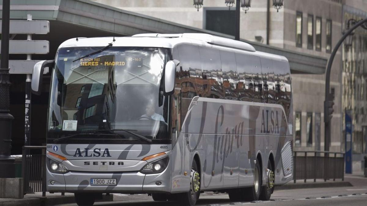 Un autobús de Alsa en Oviedo.