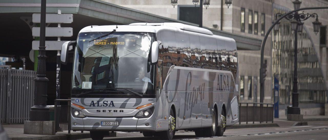 Un autobús de Alsa en Oviedo.