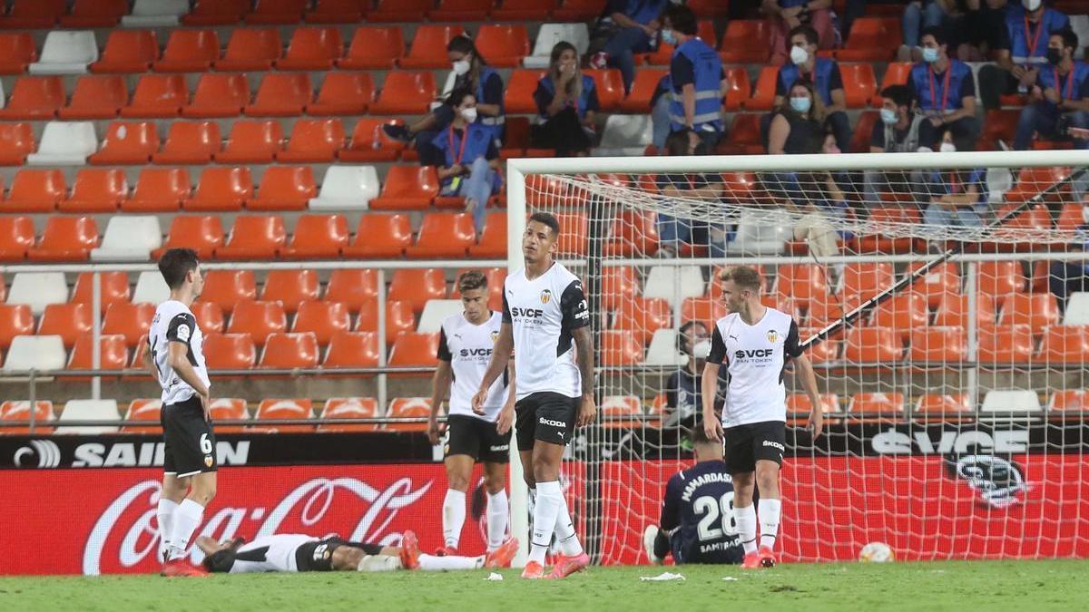 Los jugadores del Valencia, tras recibir un gol