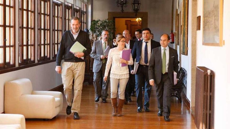 El equipo de Gobierno accede a la sala plenaria para celebrar la sesión ordinaria.