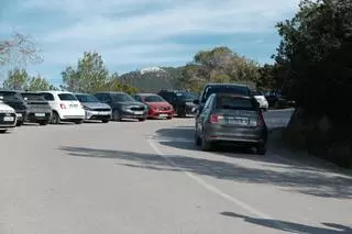 Imágenes del 'parking' de Cala d'Hort cerrado y las consecuencias