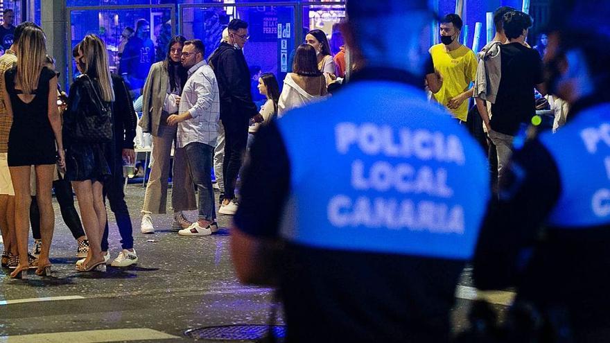 Dos policías vigilan que se cumplen las normas de seguridad en el ocio nocturno.