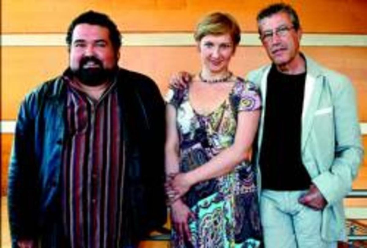El director Emilio Sagi (dreta), acompanyat pel tenor Aquiles Machado i la soprano Olga Mykytenko.