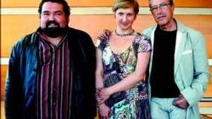 El director Emilio Sagi (dreta), acompanyat pel tenor Aquiles Machado i la soprano Olga Mykytenko.