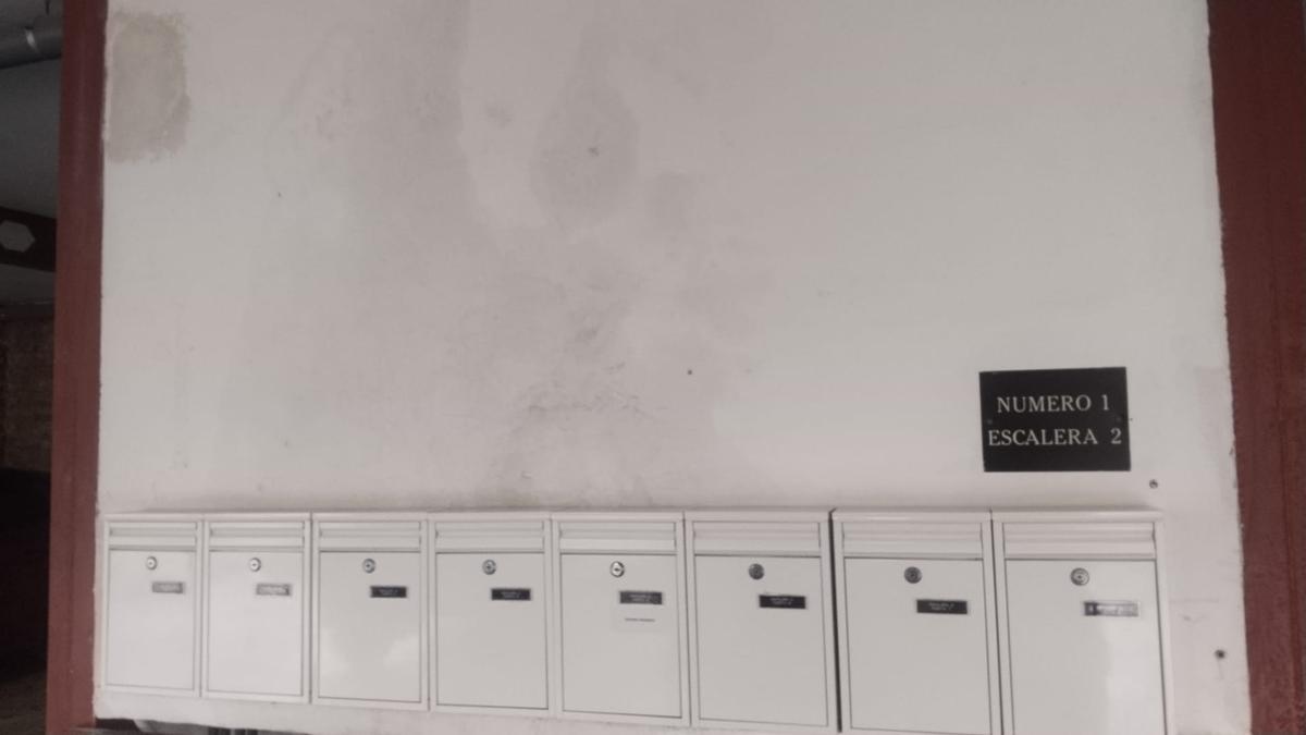 Estado de una de las filtraciones del edificio de esta urbanización de Nàquera.