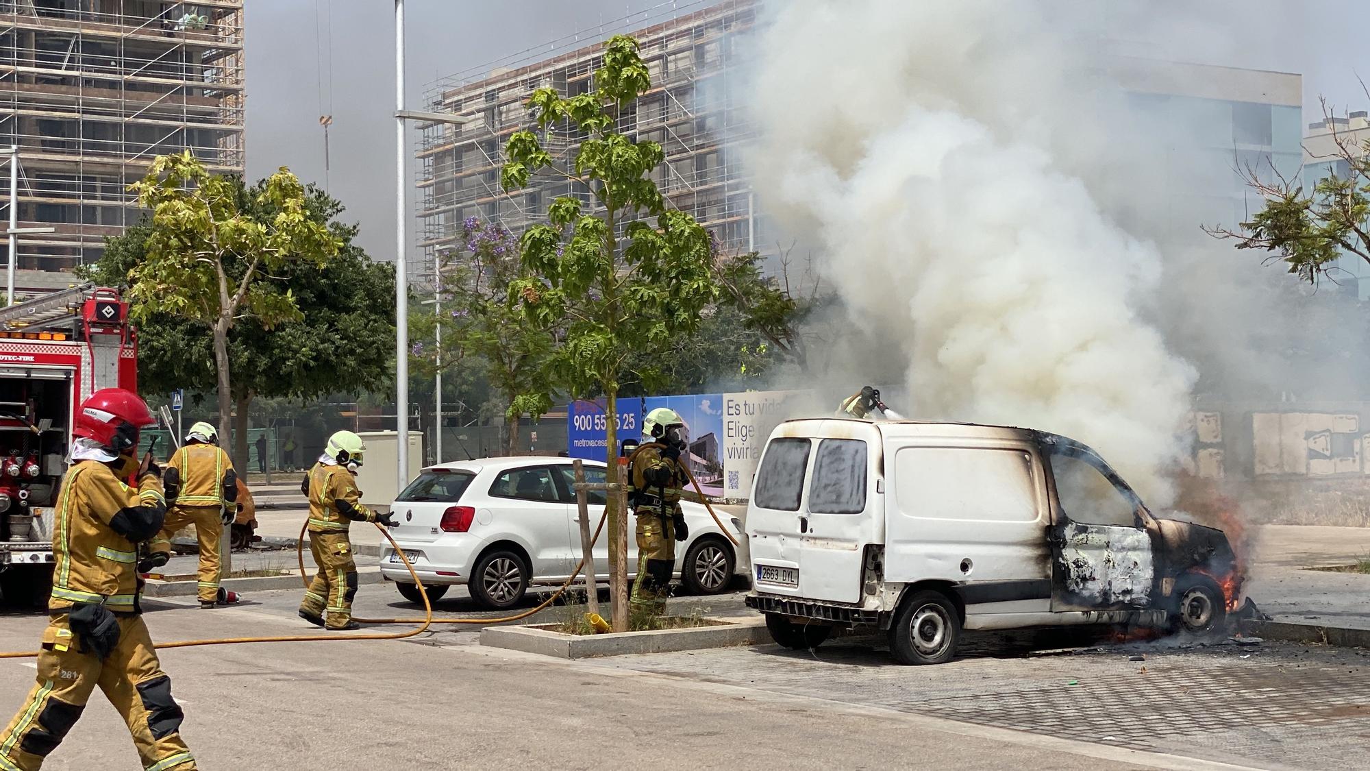 Las fotos del aparatoso incendio intencionado de un coche en Nou Llevant, en Palma