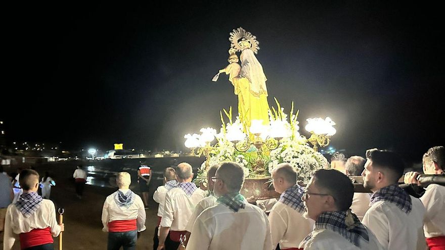Emotivo traslado nocturno de la talla original de la Virgen del Carmen en El Campello