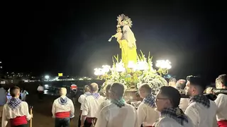 Emotivo traslado nocturno de la talla original de la Virgen del Carmen en El Campello