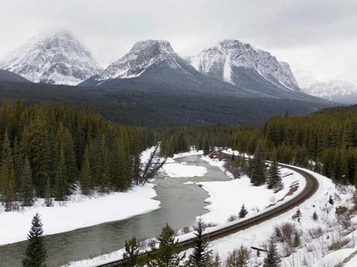 Vías del tren  Parque Nacional Banff en Alberta