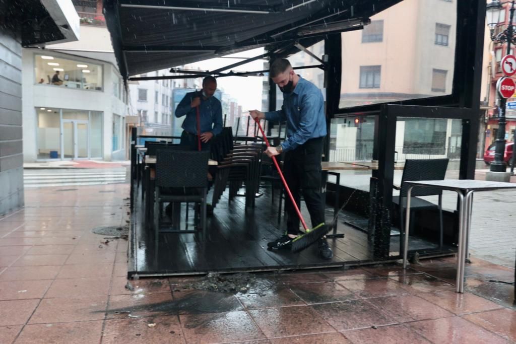 En imágenes: Así ha sido la impresionante tromba de agua caída sobre Oviedo