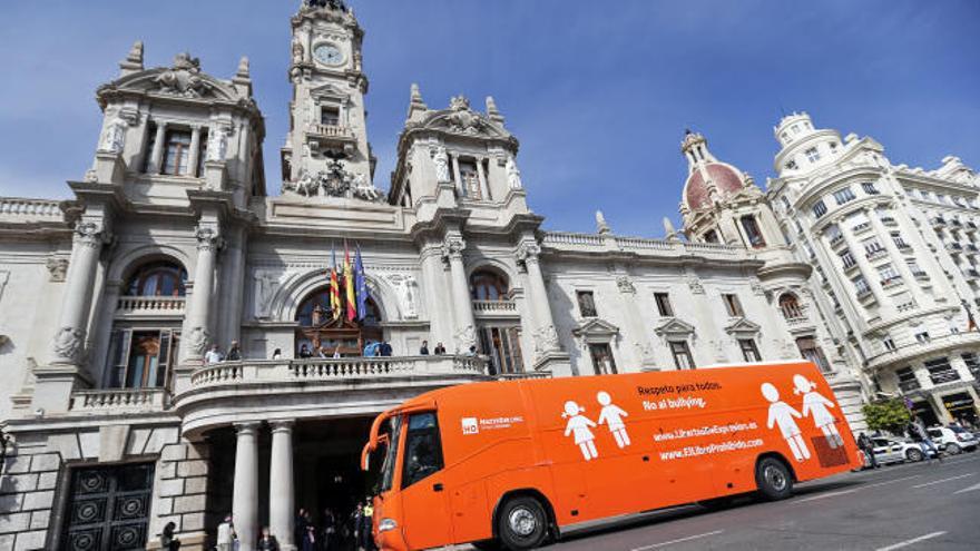 Increpan a gritos al autobús de Hazte Oír en pleno centro de València