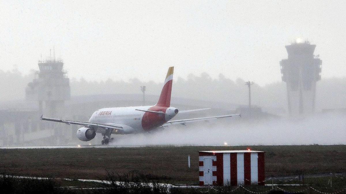 Foto de archivo de un avión de Iberia aterrizando un día de lluvia en el aeropuerto de Santiago.