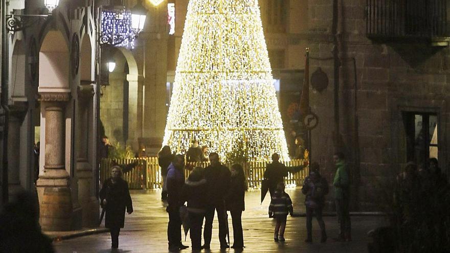 El árbol de Navidad de la plaza de España, la pasada Navidad. | Ricardo Solís