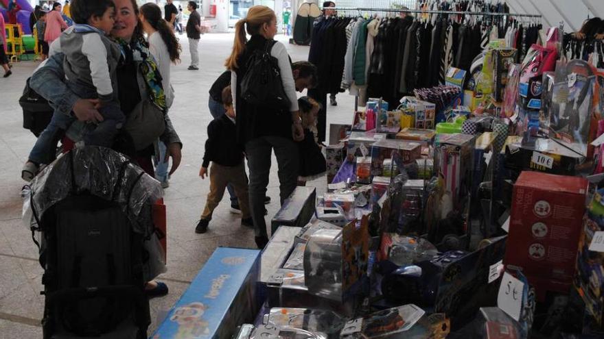 Puestos de la feria, ayer, en la plaza cubierta de la Pola.