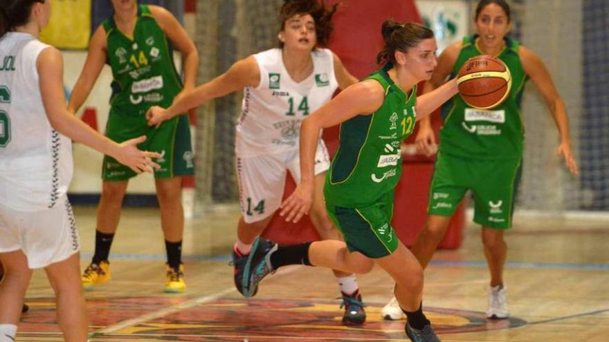 María Lago sube el balón durante el partido de la jornada pasada en el CGTD. // G. Santos