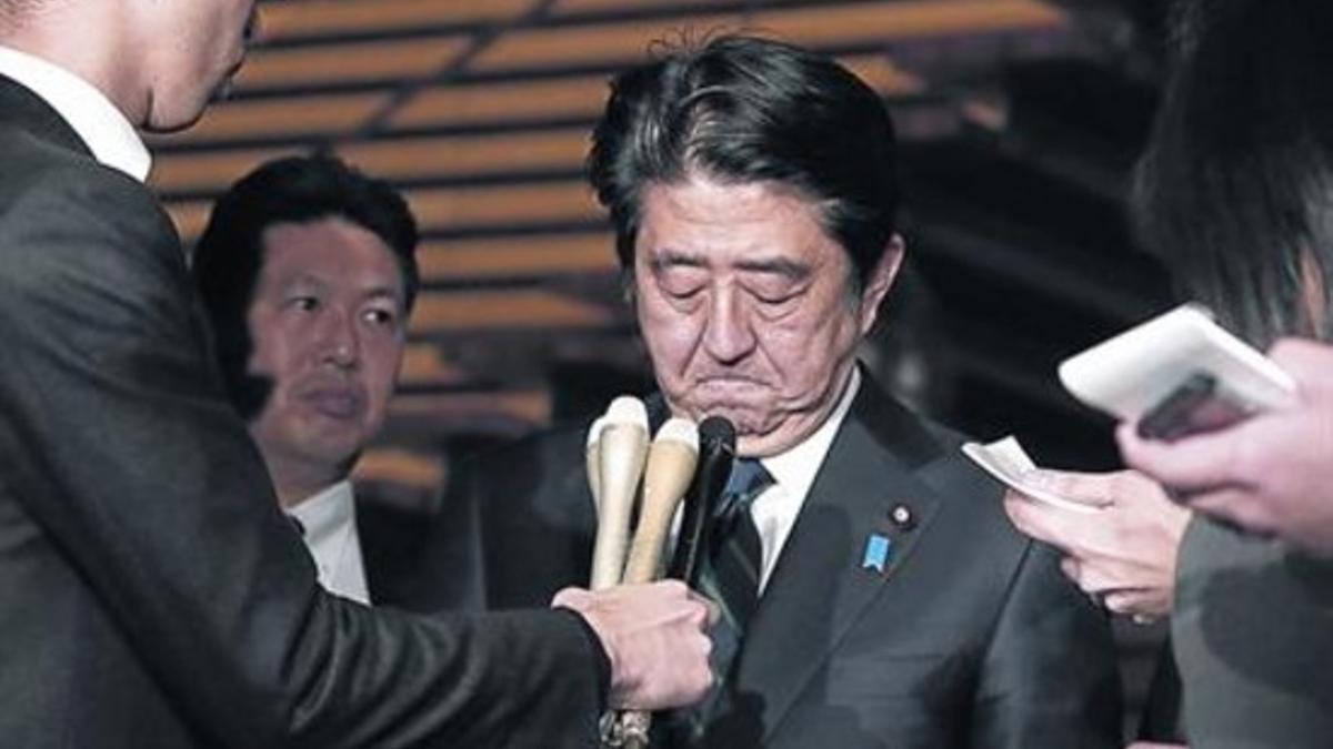 El primer ministro japonés, Shinzo Abe, comparece tras conocer la noticia de la ejecución, ayer.