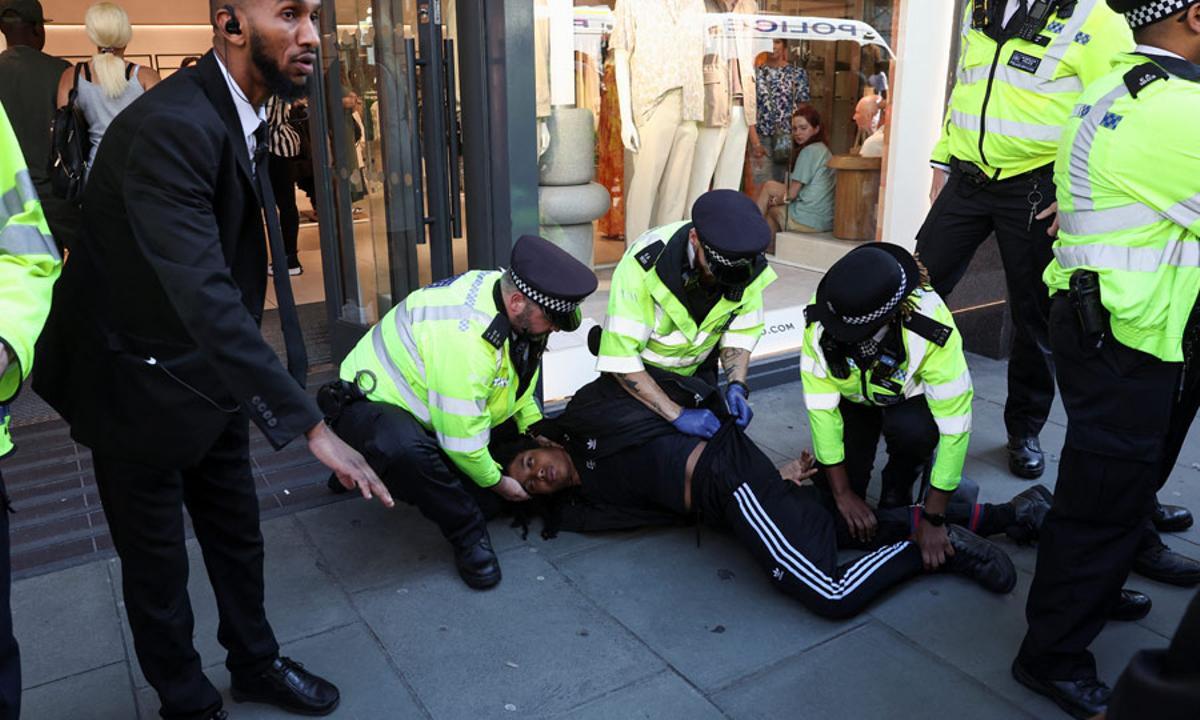 Tensió i arrestos a Londres per un crida multitudinària a TikTok per saquejar una botiga esportiva