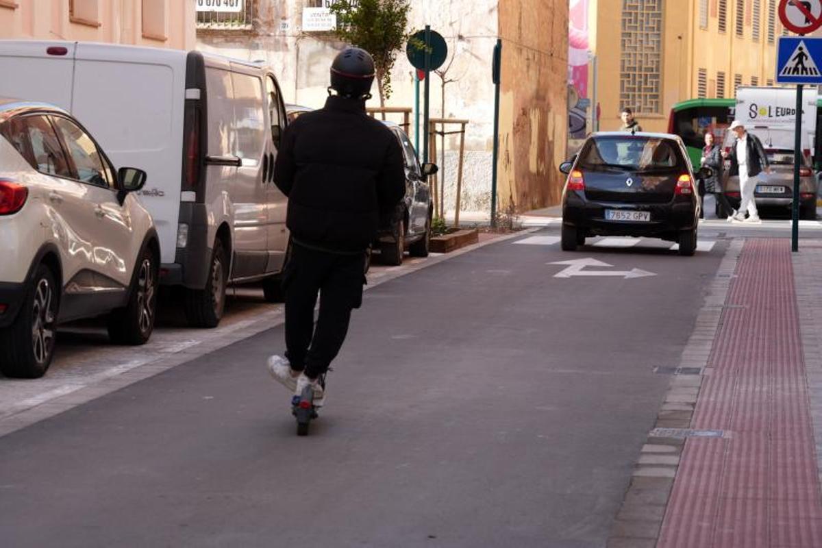 Un usuario de patinete circula por una calle de Castelló.