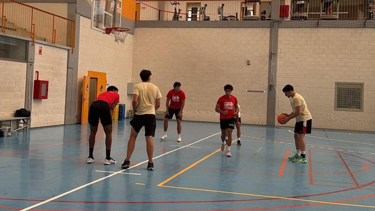 La Súper Final interuniversitaria reunió a estudiantes de la CEU UCH, la Universidad de Alicante y la UMH en una jornada de deporte y convivencia.