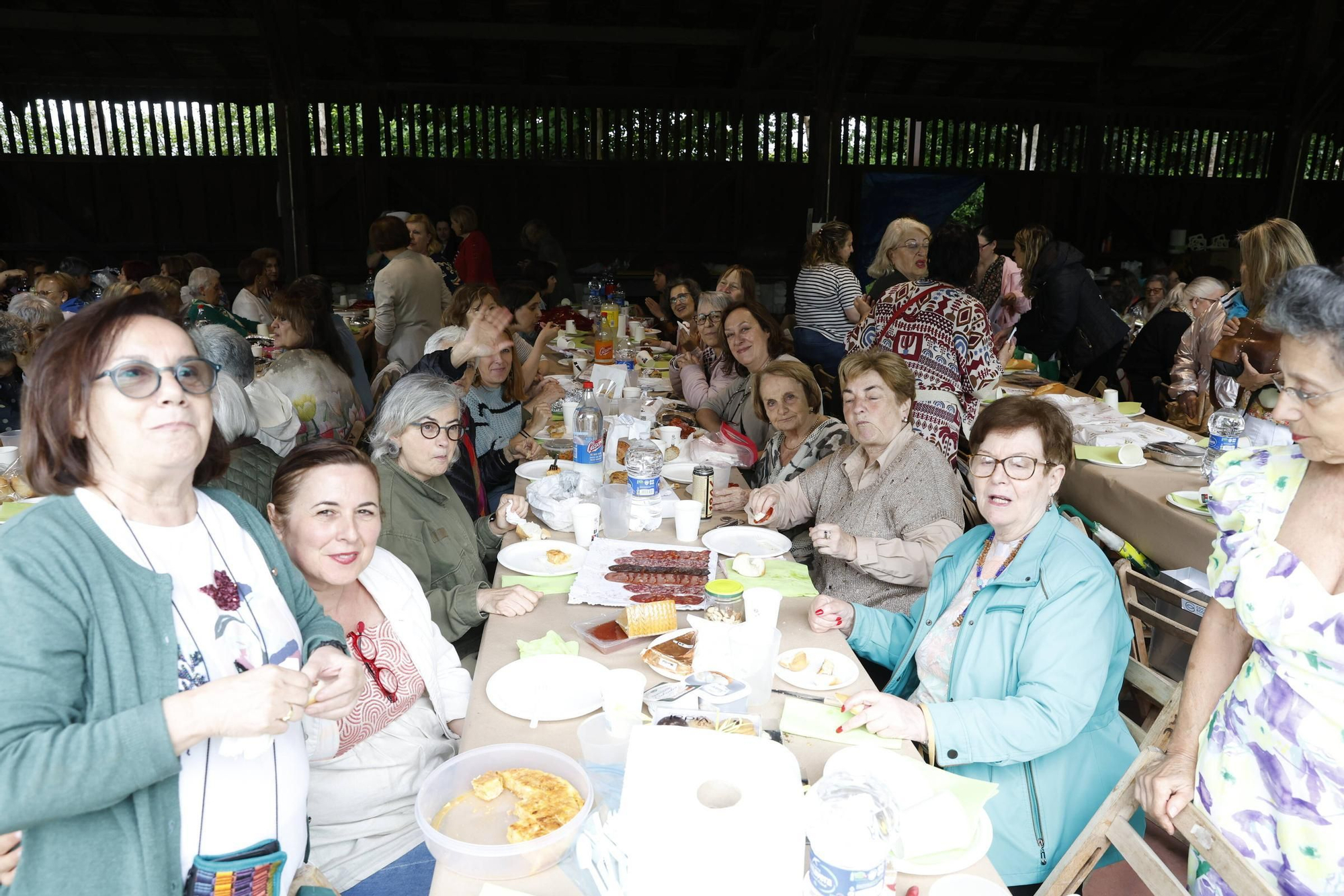 Así fue la fiesta "Femenino y Plural" en Gijón con 600 mujeres en el Muséu del Pueblu d'Asturies (en imágenes)