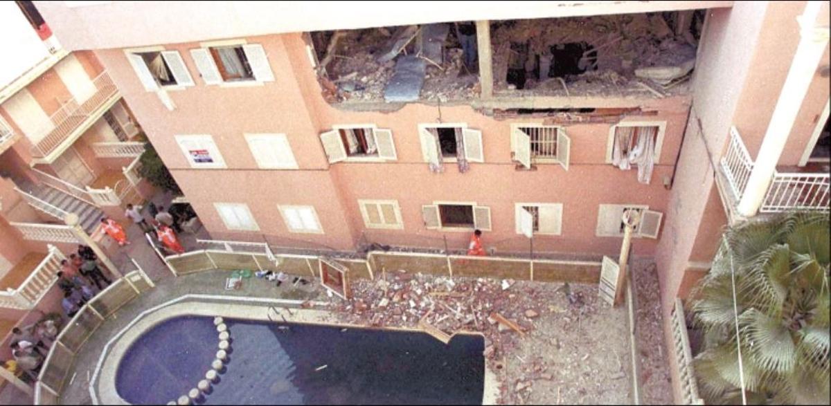 Estado en que quedó el edificio de Torrevieja donde explotó una bomba y mató a una etarra en 2001