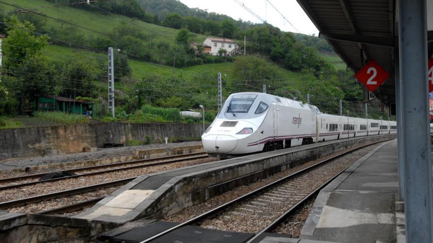 El descarrilamiento de un mercancías en Pajares obliga a desalojar a los pasajeros del último tren de Madrid a Asturias