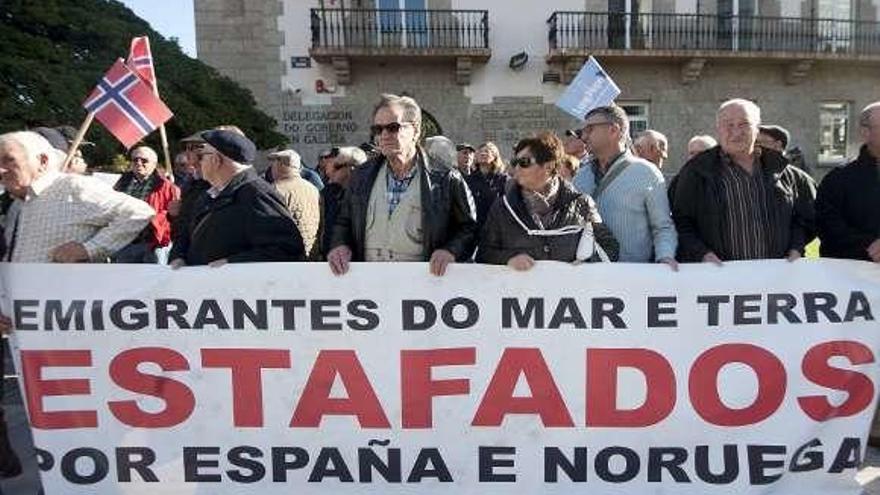 Los exmarineros ayer ante la Delegación do Goberno.