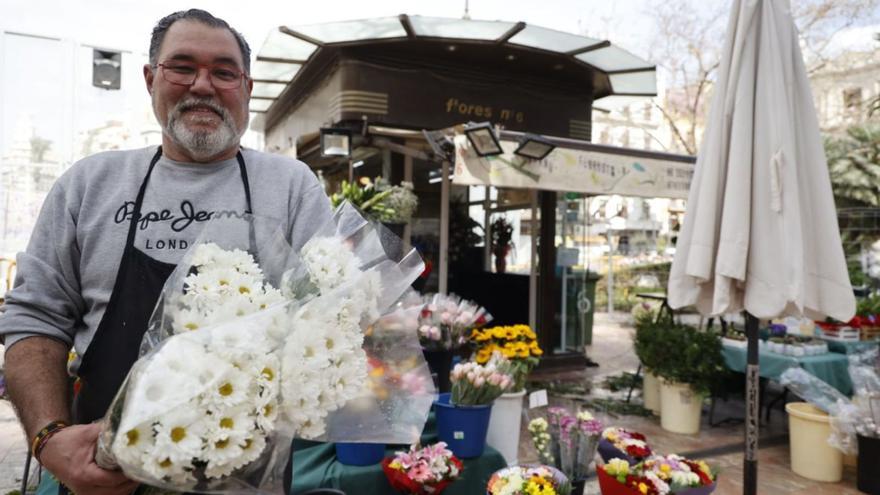 Un vendedor de flores de la plaza del Ayuntamiento muestra manojos de margaritas blancas.  | GERMAN CABALLERO