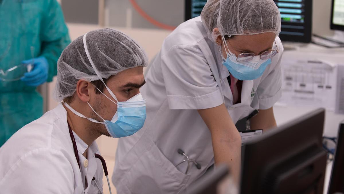 Metges de l&#039;Hospital Clínic treballen durant la pandèmia de covid-19.