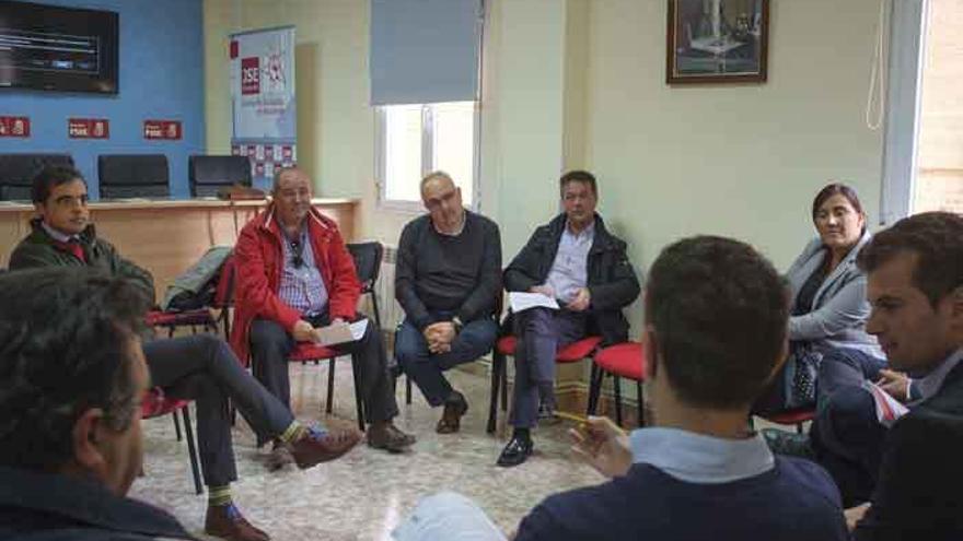 Un momento de la reunión de trabajo del PSOE y los agentes sociales ayer en Benavente.