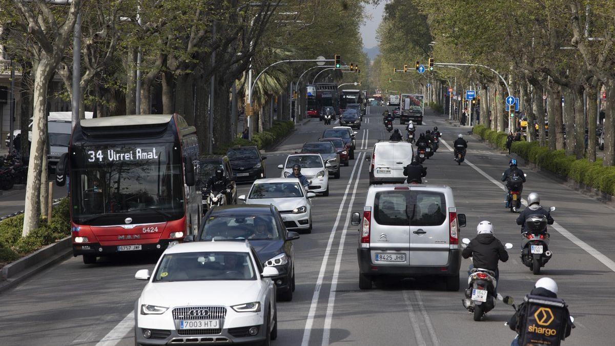 Diagonal con paseo de Gràcia, donde todavía pueden verse las antiguas líneas del carril eliminado para aumentar el tamaño del vial del bus.