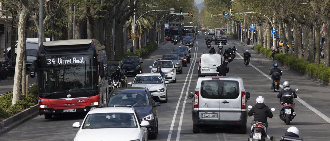 Diagonal con paseo de Gràcia, donde todavía pueden verse las antiguas líneas del carril eliminado para aumentar el tamaño del vial del bus.