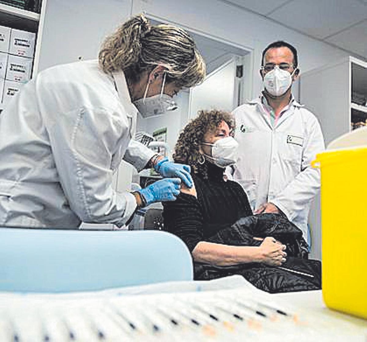 Una persona se vacuna esta semana en el hospital Virgen de la Montaña de Cáceres.