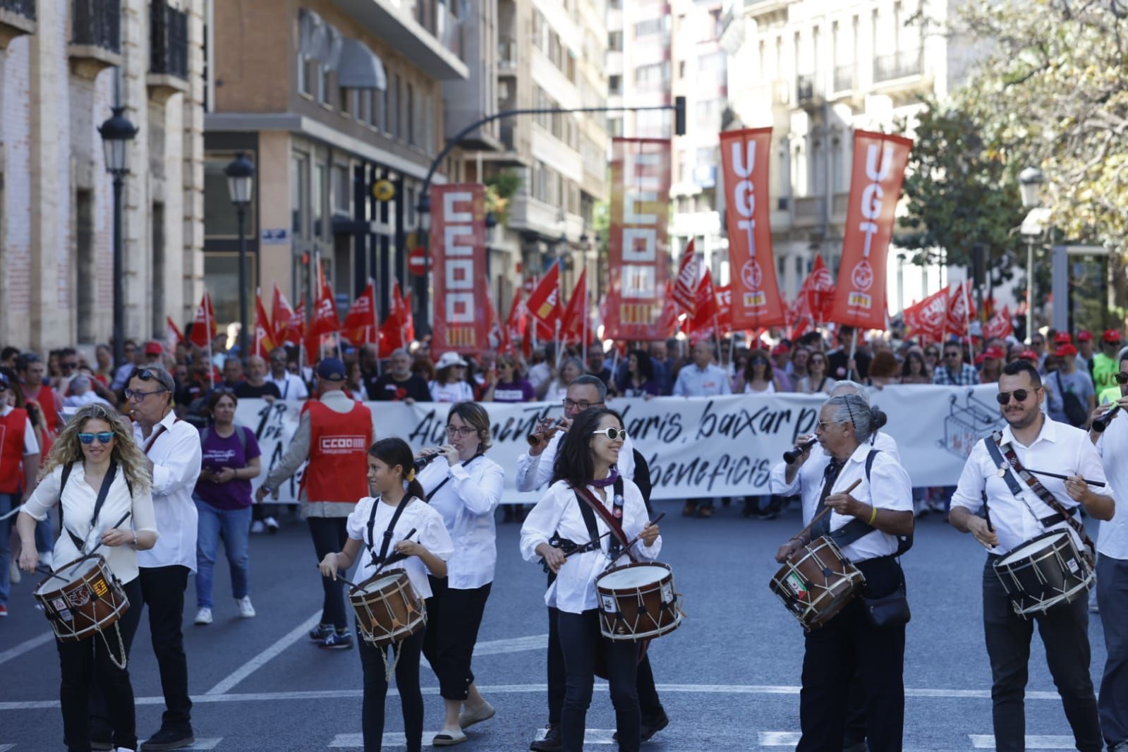 Miles de trabajadores festejan el Primero de Mayo en València